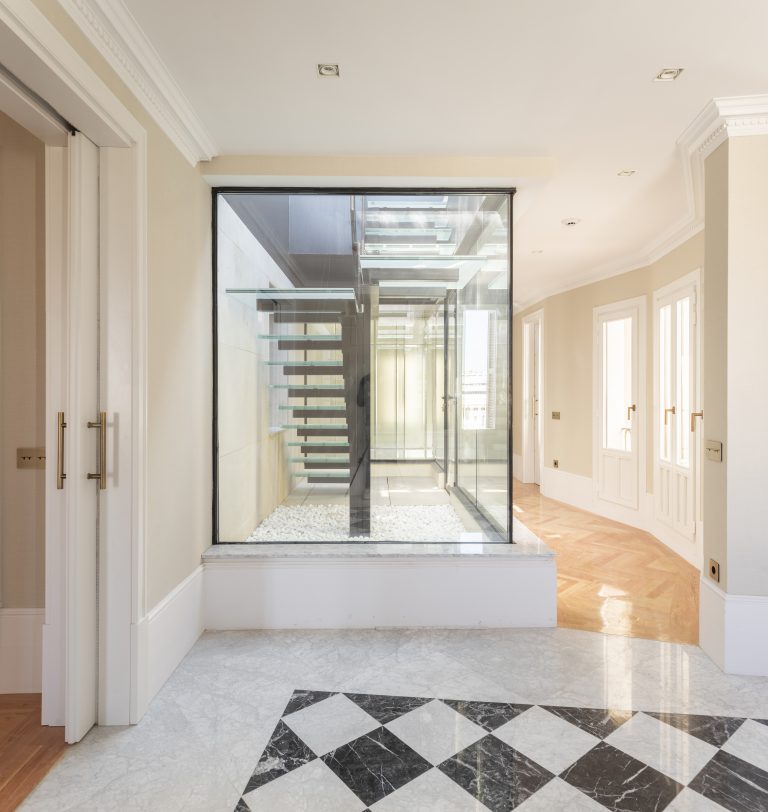 Habitacion blanca con ventanales y suelo de marmol blanco y negro en Marques de Salamanca 11